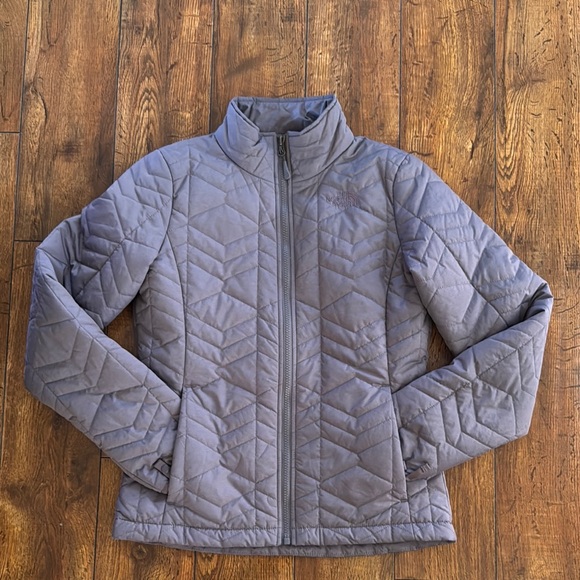 The North Face Jackets & Blazers - The North Face Gray Puffer Jacket with Quilted Design